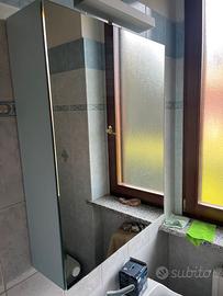 Specchiera contenitore con accessori bagno
