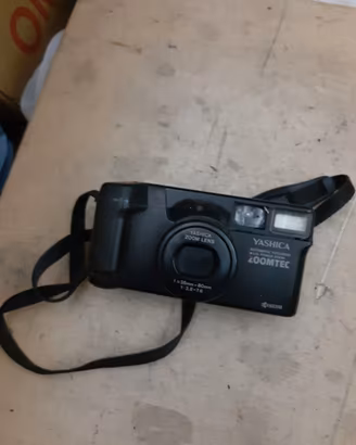 Macchina fotografica vintage yashica zoomtec 38 80