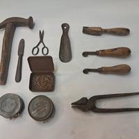attrezzi calzolaio martello, pinza, ecc.