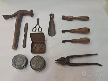 attrezzi calzolaio martello, pinza, ecc.