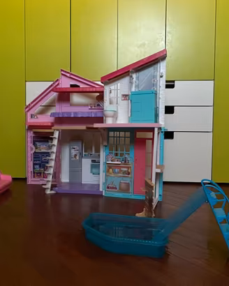 Cada delle Barbie con piscina 🩷
