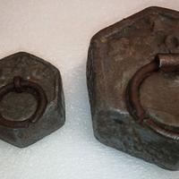 Pesi antichi esagonali con anello