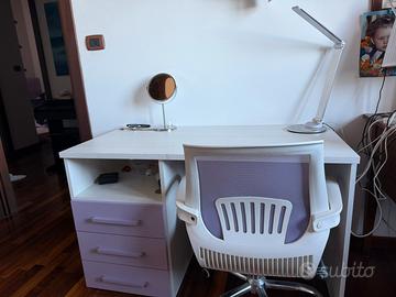 Scrivania conpleta di sedia