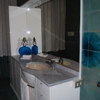 Mobile bagno bianco laccato con piano in marmo