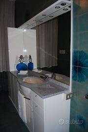 Mobile bagno bianco laccato con piano in marmo