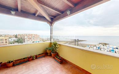 ATTICO FRONTE MARE CON DOPPIO BOX AUTO