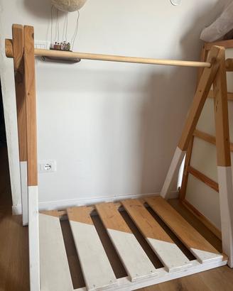 appendiabiti artigianale in legno Montessori