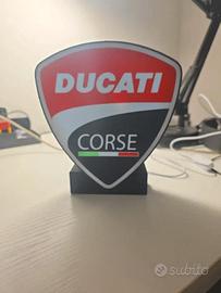 🏍️ Insegna Ducati Corse – Targa Logo 3D con Base