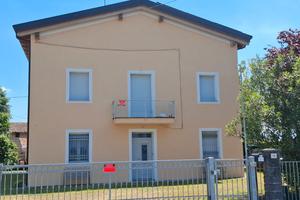 Ampia Bi-familiare con cortile e giardino privato