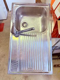 Lavello da cucina con rubinetto e sgocciolatoio