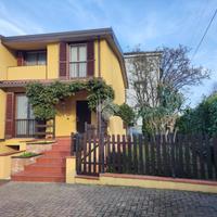 VILLA A SCHIERA D'ANGOLO A SIZIANO