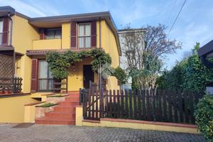 VILLA A SCHIERA D'ANGOLO A SIZIANO