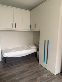 Letto con il materasso e cuscino