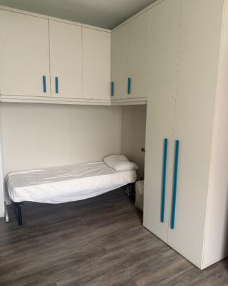 Letto con il materasso e cuscino