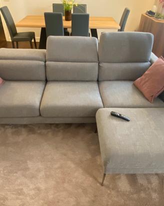 Divano moderno con pouf