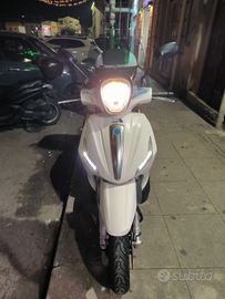 Beverly 350 Sport Touring i.e. ABS