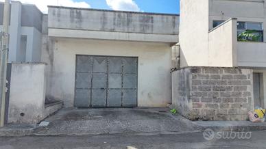 AMPIO GARAGE CON WC E SCOPERTO