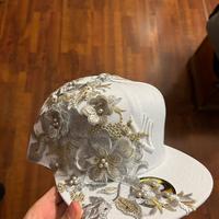 cappellino bianco con fiori new era