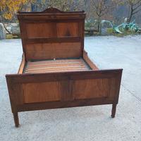 antico letto in noce .