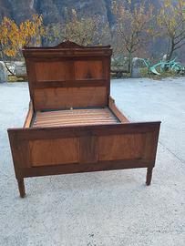 antico letto in noce .