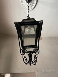 Lampadario in ferro battuto e vetro