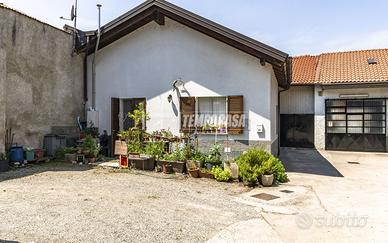 SOLUZIONE INDIPENDENTE IN CORTE - TRILOCALE SU DUE