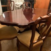 Tavolo da pranzo con sedie