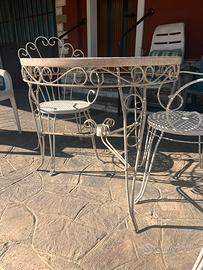 Arredo da giardino in ferro: tavolo e sedie