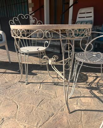 Arredo da giardino in ferro: tavolo e sedie