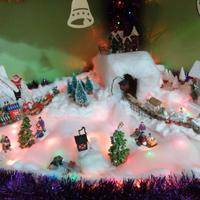 Paesaggio natalizio con statuine e case