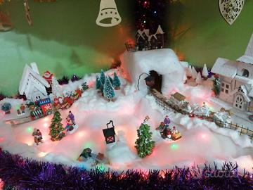 Paesaggio natalizio con statuine e case