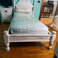 Letto in legno con materassi