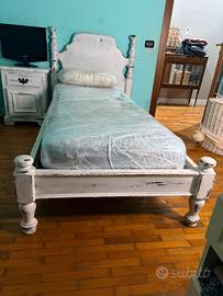 Letto in legno con materassi