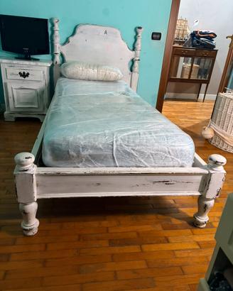 Letto in legno con materassi