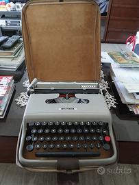 Macchina da scrivere Olivetti 22