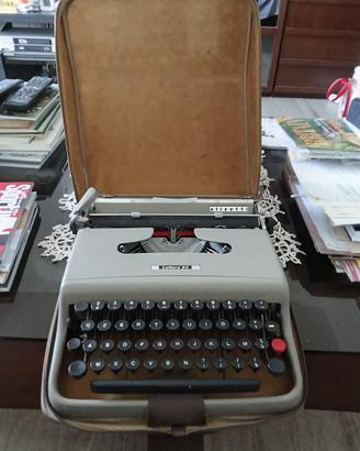 Macchina da scrivere Olivetti 22