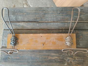 appendiabiti vintage in legno e ferro