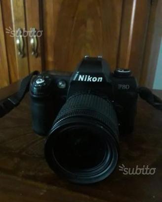 Nikon F 80 con obiettivo