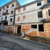 Intero fabbricato in zona santa lucia di serino