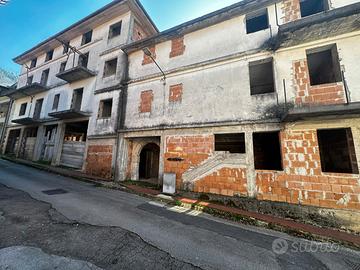 Intero fabbricato in zona santa lucia di serino