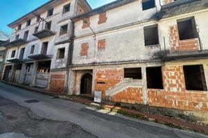 Intero fabbricato in zona santa lucia di serino