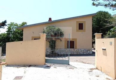 Villa di 1120 m² con 5 locali e box auto doppio a 