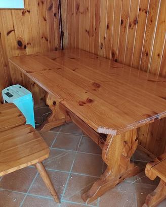 tavolo in legno e cassapanca per taverna
