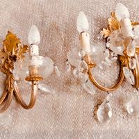Coppia di Lampadari a parete dorati con cristalli