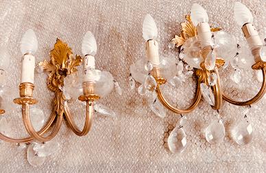 Coppia di Lampadari a parete dorati con cristalli