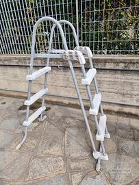 scaletta piscina esterna 