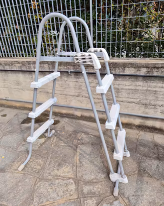 scaletta piscina esterna 