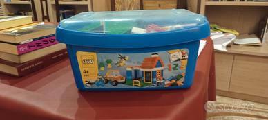 Scatola lego piena di pezzi Lego