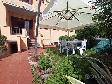 Ampio Monolocale su due livelli con Giardino