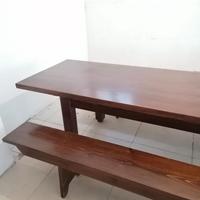 Tavolo in legno con panche